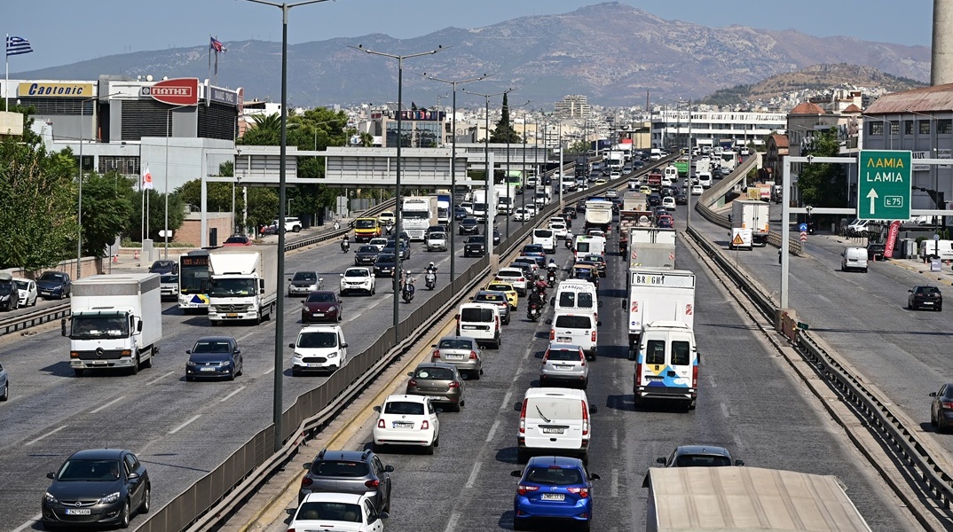 Αυτοκίνητα κολλημένα στην κίνηση