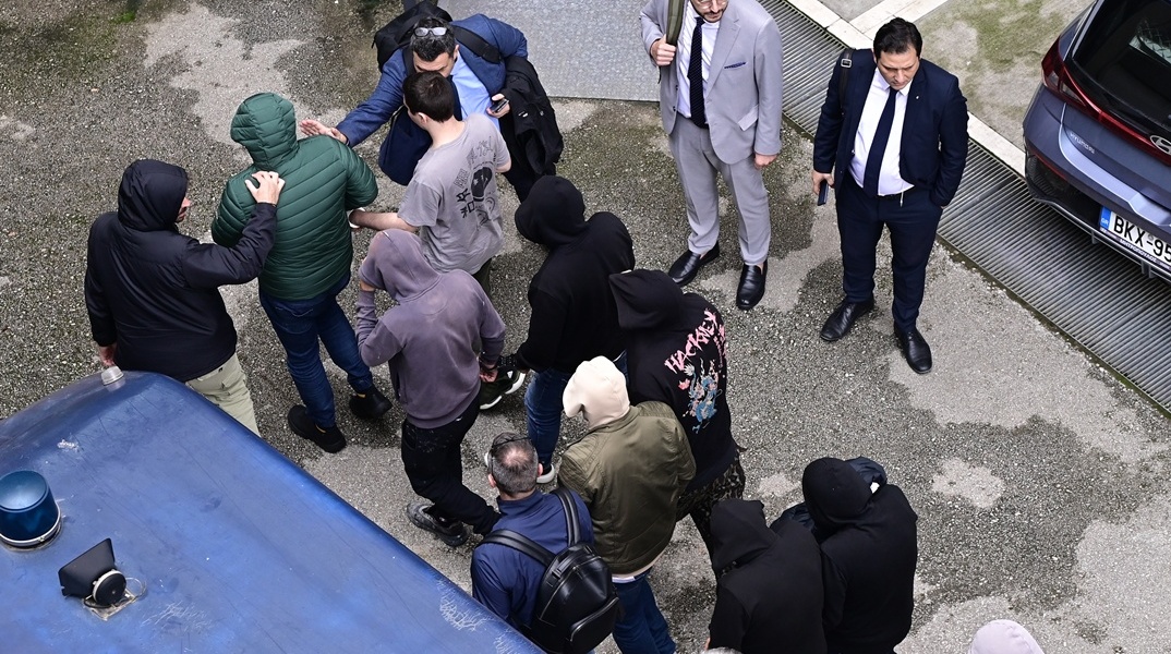 Οι συλληφθέντες που θα απολογηθούν στην Ευρωπαία ανακρίτρια