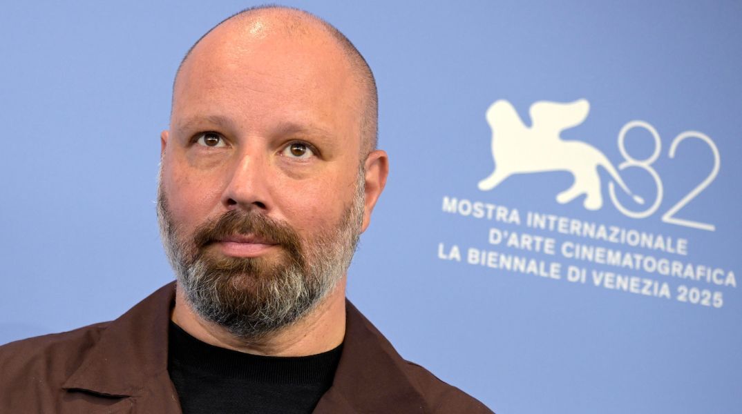 Ο Γιώργος Λάνθιμος δηλώνει ότι κάνει διάλειμμα από τον κινηματογράφο μετά την κυκλοφορία του Bugonia, έπειτα από μια έντονη τριετία με τρεις μεγάλες ταινίες.