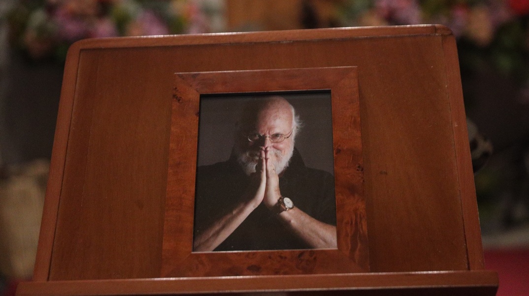 Σήμερα η κηδεία του Διονύση Σαββόπουλου - Στο παρεκκλήσι της Μητρόπολης η σορός του