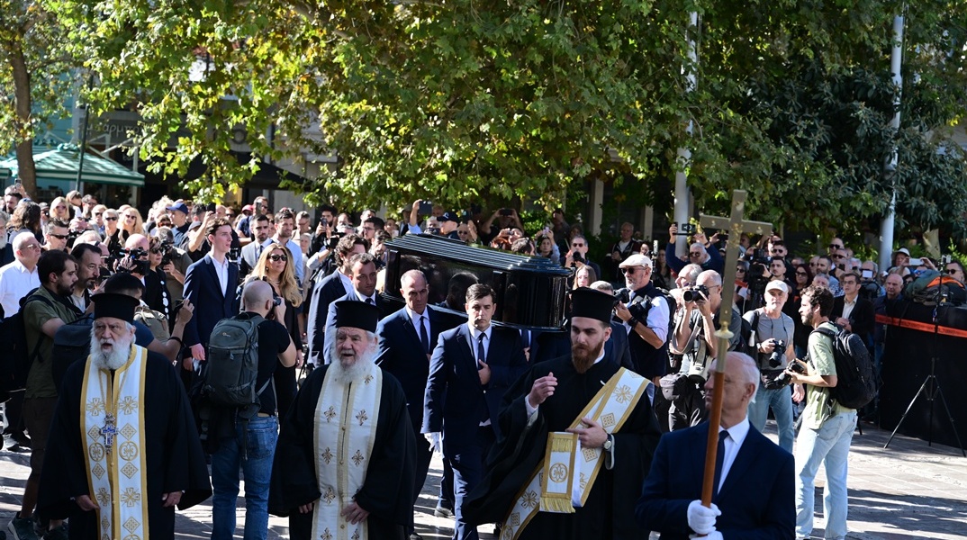 Κηδεία Διονύση Σαββόπουλου: Συγκίνηση στο τελευταίο αντίο στον σπουδαίο «Νιόνιο»