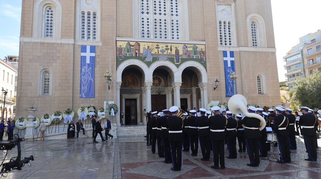 Στιγμιότυπο από τη Μητρόπολη Αθηνών όπου θα τελεστεί η κηδεία του Διονύση Σαββόπουλου