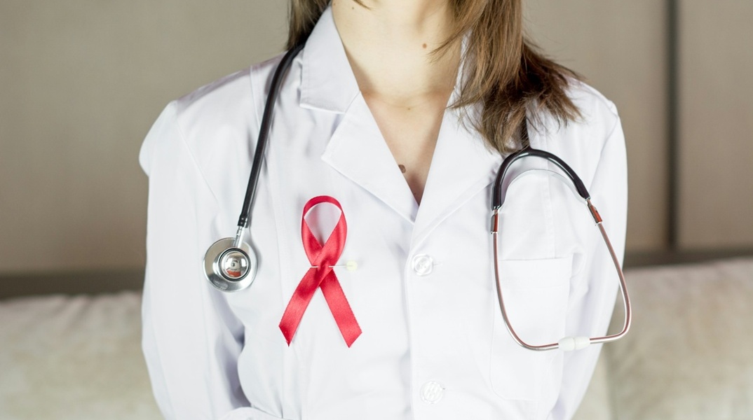 γιατρός με τον ροζ φιόγκο κατά του καρκίνου του μαστού