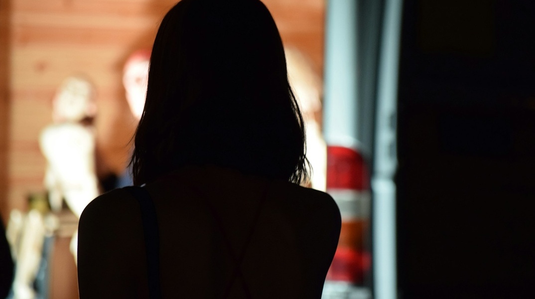 κορίτσι γυρισμένο πλάτη στον φωτογραφικό φακό