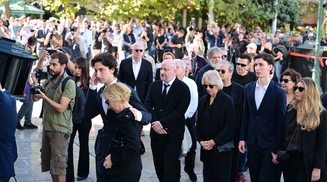 Η σύζυγος του Διονύση Σαββόπουλου, Άσπα με μέλη της οικογένειάς τους πίσω από το φέρετρο του αγαπημένου τραγουδοποιού