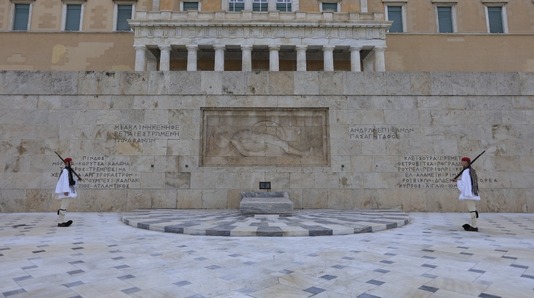 Στον Άγνωστο Στρατιώτη καταλήγουν όλοι - Άρθρο του Σάββα Σαββόπουλου στην Athens Voice