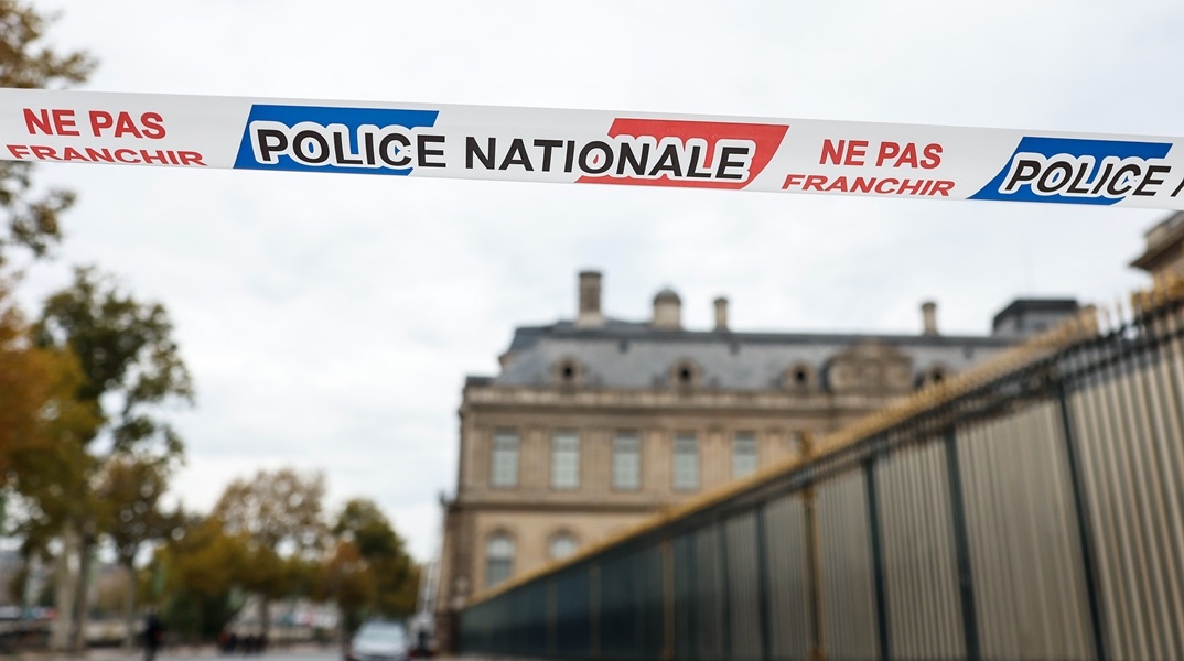 Κορδέλα της Αστυνομίας μπροστά από το Μουσείο του Λούβρου