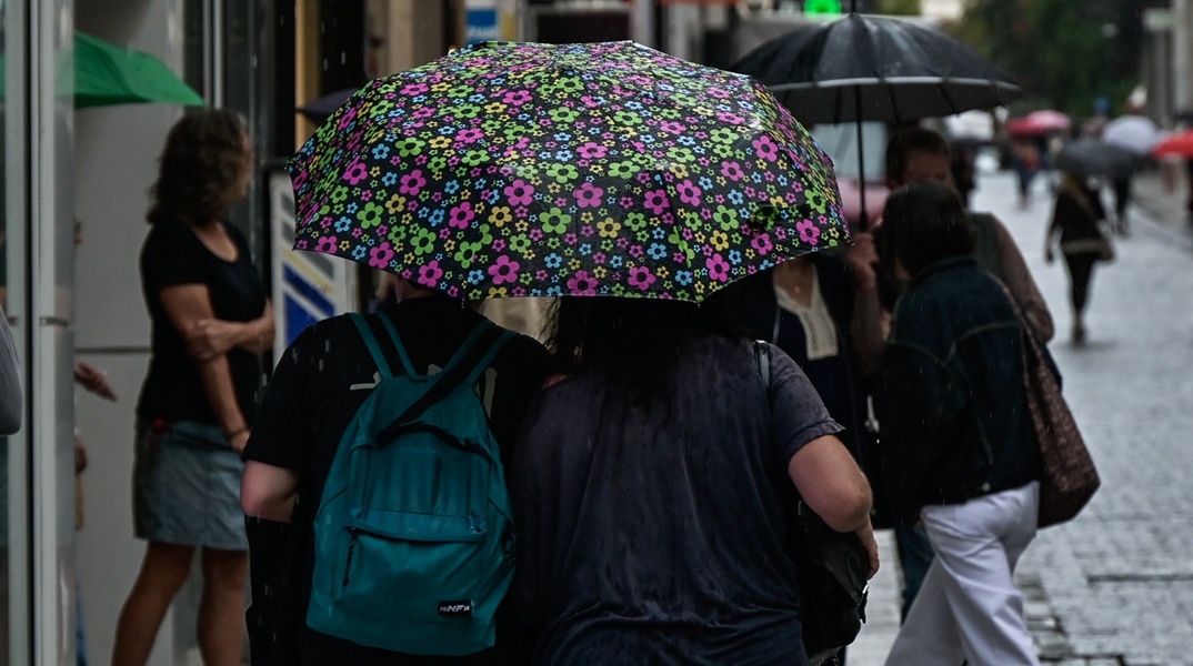 Πολίτες κάτω από ομπρέλες