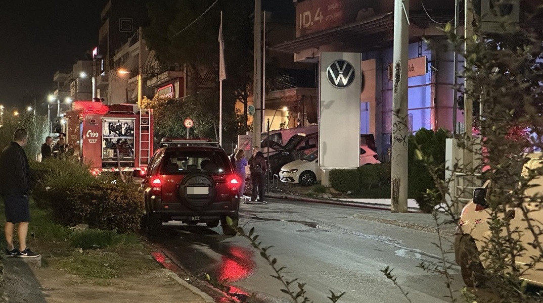 Εμπρηστική επίθεση σε αντιπροσωπεία αυτοκινήτων στη Νέα Φιλαδέλφεια - Καταστράφηκαν οχήματα