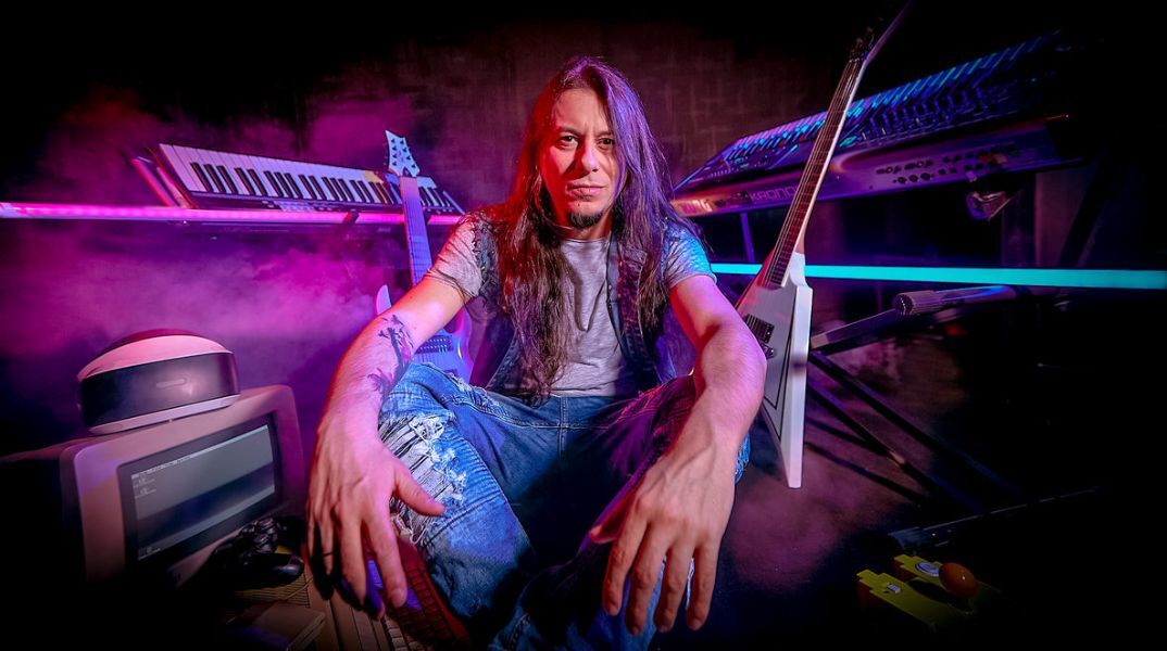 Ο Μπομπ Κατσιώνης παρουσίασε μια συγκινητική εκτέλεση του εθνικού ύμνου με ηλεκτρική κιθάρα, τιμώντας την επέτειο της 28ης Οκτωβρίου.