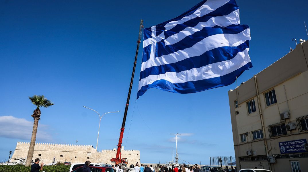 Ηράκλειο Κρήτης: Υψώθηκε στο λιμάνι η ελληνική σημαία 1440 τ.μ. για την 28η Οκτωβρίου - Η πρωτοβουλία τιμά τους πεσόντες -Είναι ορατή από πολλά σημεία της πόλης