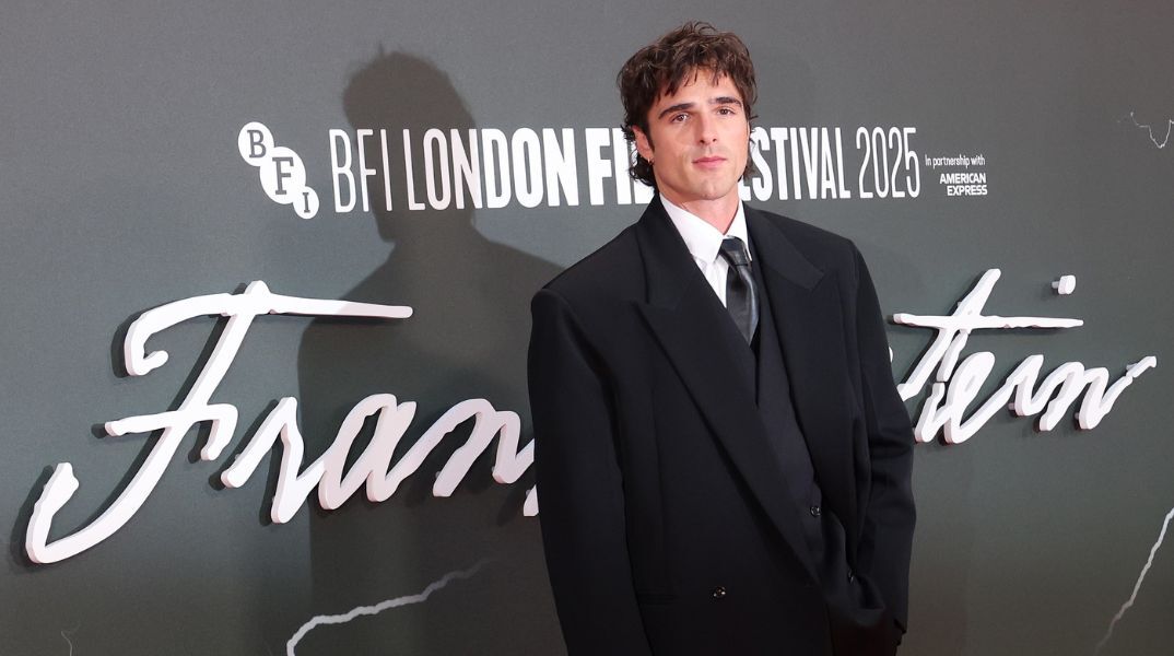 Το Netflix παρουσίασε την πρώτη εικόνα του Τζέικομπ Ελόρντι ως το τέρας του Φρανκενστάιν στη νέα ταινία του Γκιγιέρμο ντελ Τόρο