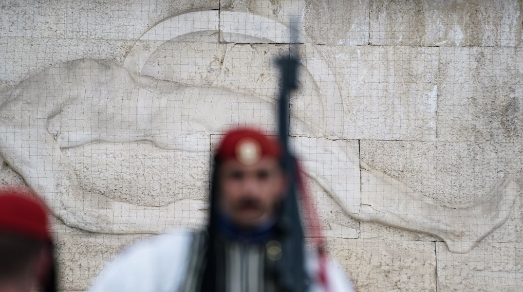 Ο Άγνωστος Στρατιώτης: Η ιστορία του εμβληματικού μνημείου στην καρδιά της Αθήνας - Συμβολίζει τη θυσία και τη μνήμη των πεσόντων σε όλους τους πολέμους