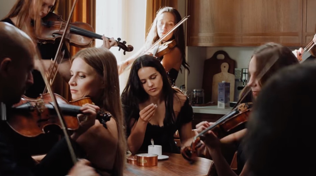 στιγμιότυπο από το μουσικό βίντεο 