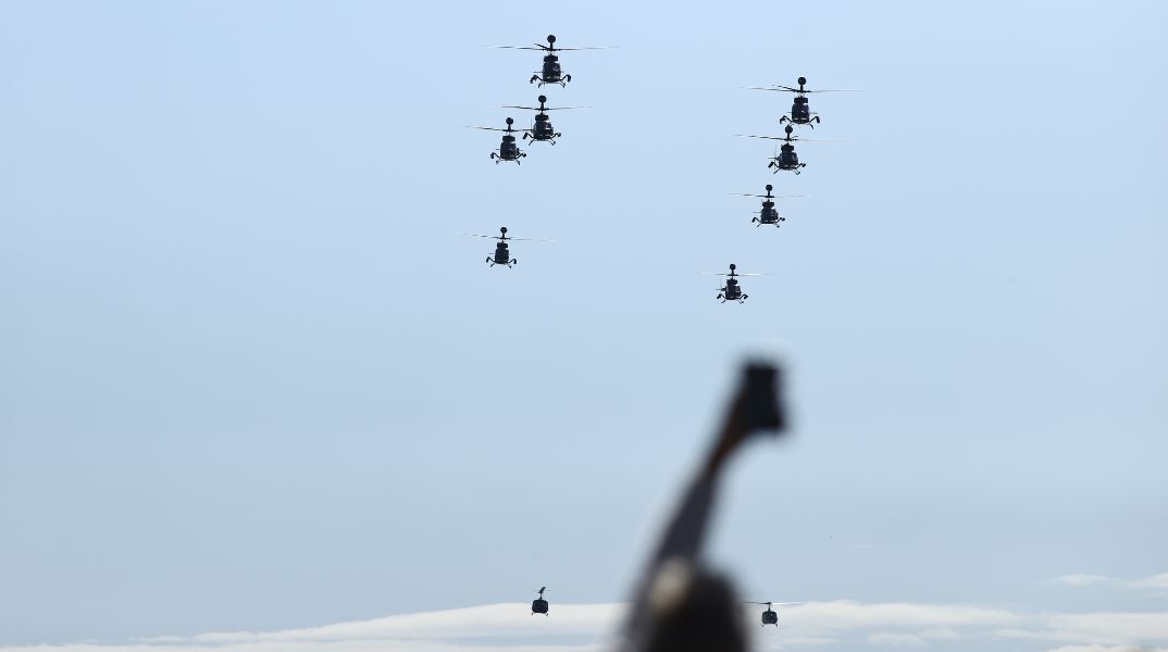 Η στρατιωτική παρέλαση για την 28η Οκτωβρίου στη Θεσσαλονίκη εντυπωσίασε με νέα όπλα, drones και μαχητικά - Δείτε φωτογραφίες και βίντεο.