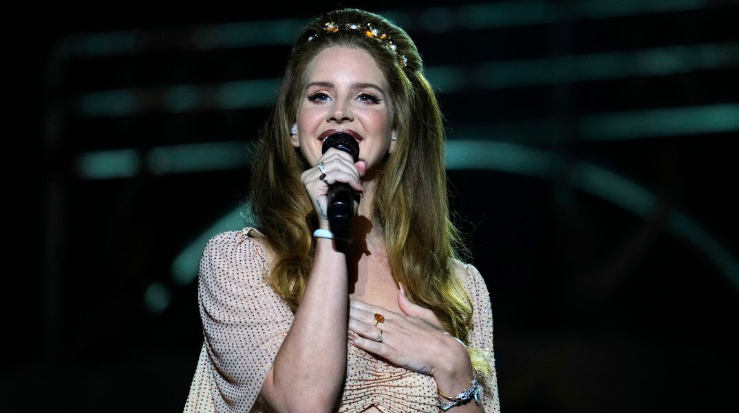 Η Λάνα Ντελ Ρέι διασκεύασε το κλασικό τραγούδι The Needle and the Damage Done του Νιλ Γιανγκ σε φιλανθρωπική συναυλία στο φεστιβάλ Harvest Moon 2025