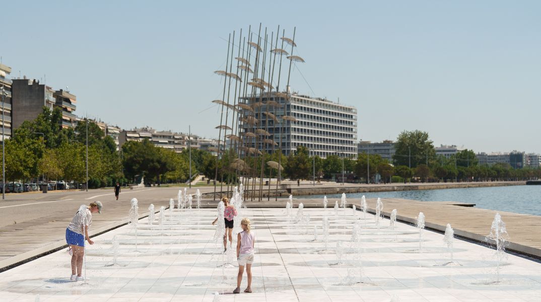 Θεσσαλονίκη: Ξηλώνονται 13 Ομπρέλες του Ζογγολόπουλου στη Νέα Παραλία λόγω φθορών - Το γλυπτό θα ταξιδέψει στην Αθήνα για συντήρηση 