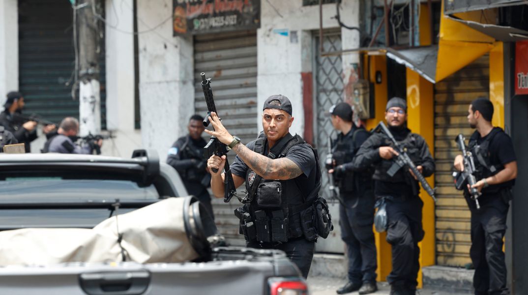 Άνευ προηγουμένου αιματοχυσία στη Βραζιλία, καθώς 2.500 αστυνομικοί εισέβαλαν σε φαβέλες του Ρίο - 64 νεκροί, δεκάδες τραυματίες και συλλήψεις.