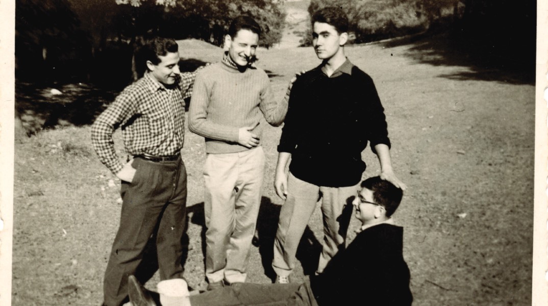 Στο Κουρί, εξοχή κοντά στη Θεσσαλονίκη, ο Διονύσης Σαββόπουλος καθιστός