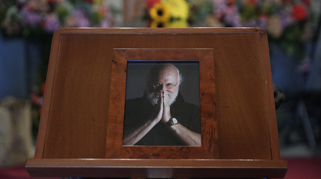 Λαϊκό προσκύνημα στο παρεκκλήσι της Μητρόπολης Αθηνών για τον Διονύση Σαββόπουλο. Σάββατο 25 Οκτωβρίου 2025