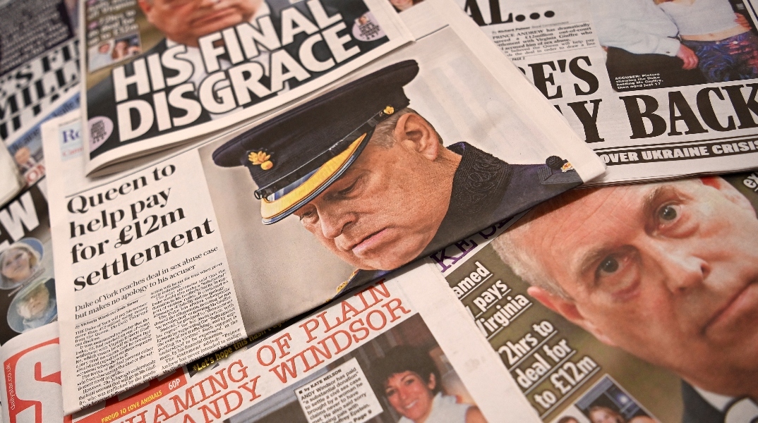 Ο πρίγκιπας Άντριου βρίσκεται σταθερά στα πρωτοσέλιδα των βρετανικών tabloid εδώ και χρόνια με το σκάνδαλο παιδοφιλίας και το κύκλωμα Έπσταϊν