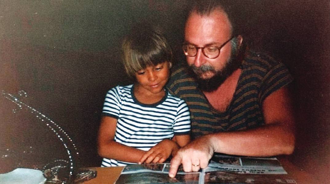 Ο Αχιλλέας Ραζής παιδί διαβάζοντας μαζί με τον Διονύση Σαββόπουλο