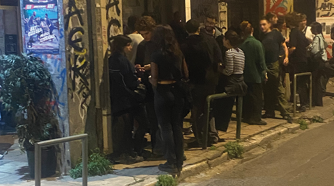 Σε βλέπω να τα πίνεις και να ξεδίνεις