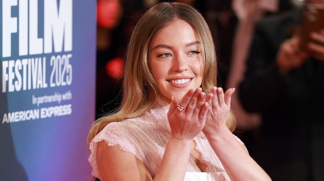 Η Σίντνεϊ Σουίνι σχολιάζει με χιούμορ τις φήμες ότι θα είναι η νέα Bond girl - Η Αμερικανίδα ηθοποιός δηλώνει μεγάλη θαυμάστρια της σειράς ταινιών. 