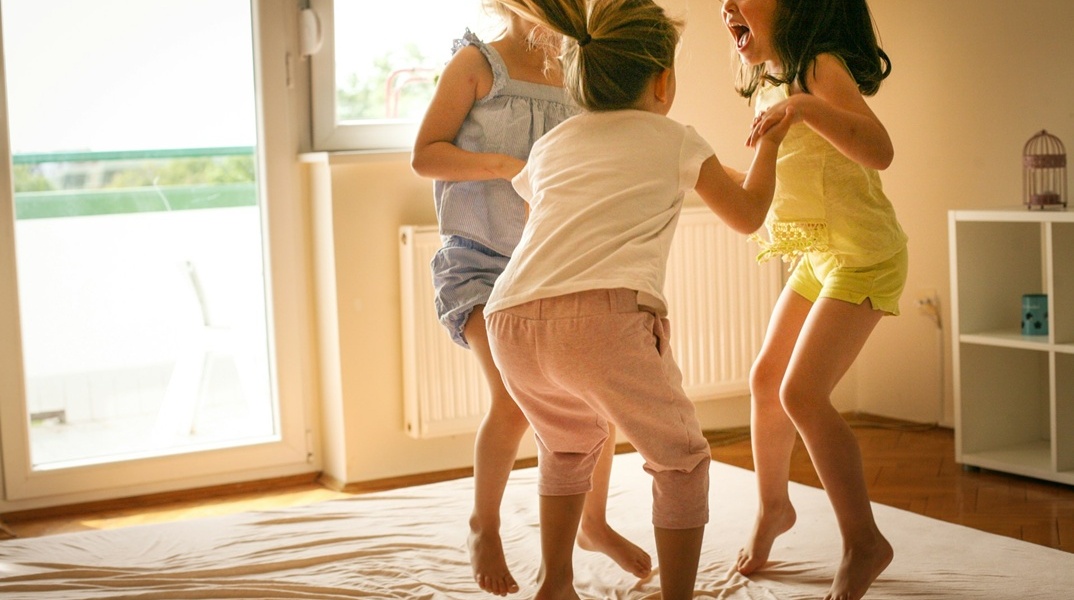 Παιδιά που χοροπηδούν