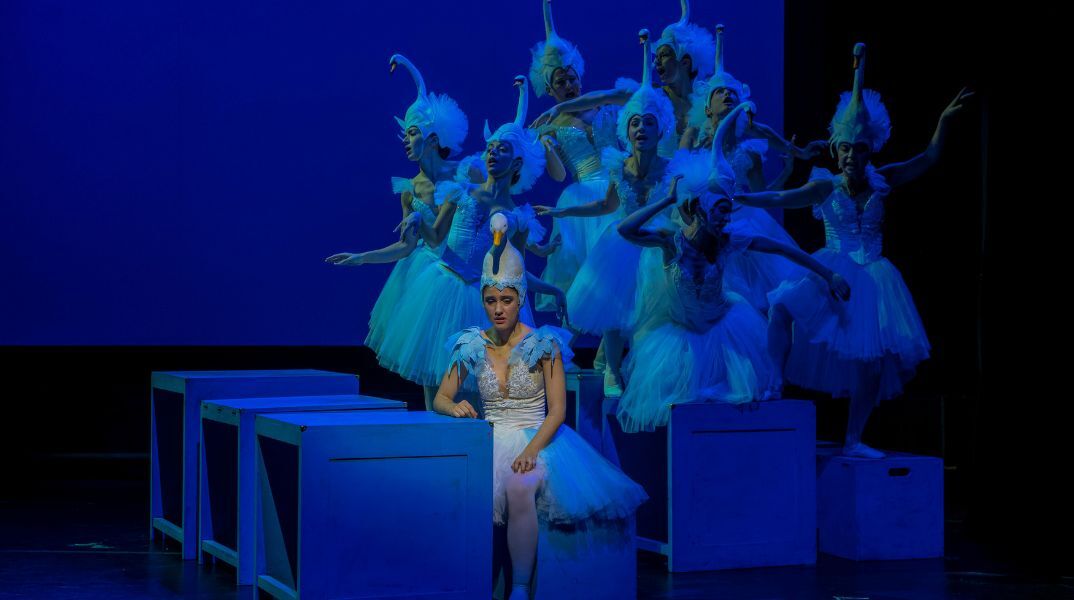 Η Εθνική Λυρική Σκηνή φέρνει 4 διαφορετικές παραγωγές με 72 παραστάσεις και δωρεάν είσοδο σε 12 πόλεις, ενισχύοντας την πρόσβαση στον πολιτισμό.