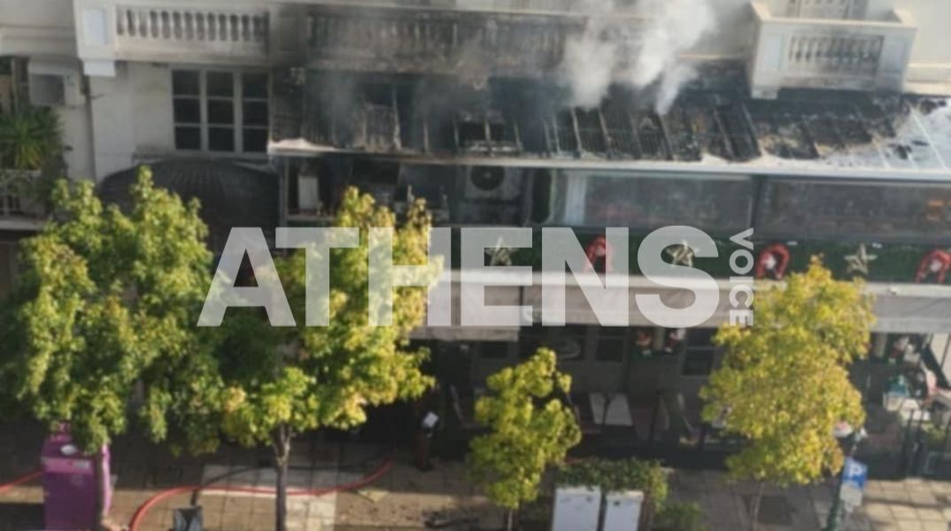 Συναγερμός στη Θεσσαλονίκη: Φωτιά ξέσπασε σε γνωστό καφέ στη Λεωφόρο Νίκης - Επί τόπου 25 πυροσβέστες με 10 οχήματα.
