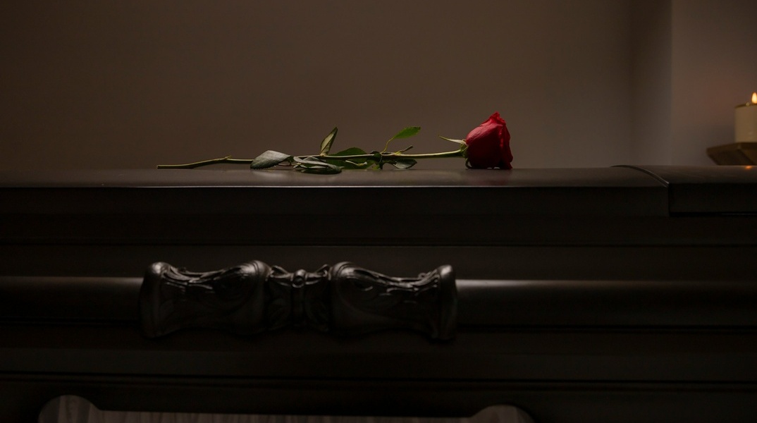 Λουλούδι πάνω σε φέρετρο