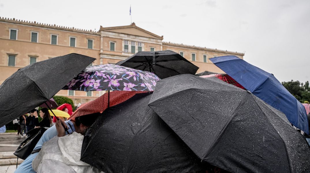 Ο καιρός σήμερα, Σάββατο 1 Νοεμβρίου: Βροχές, καταιγίδες και μικρή άνοδος της θερμοκρασίας - Αναλυτική πρόγνωση για όλη την Ελλάδα από το meteo και την ΕΜΥ