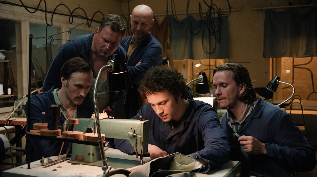 Σοβιετικά Τζιν: Πώς το τζιν παντελόνι έγινε σύμβολο αντίστασης, στη νέα σειρά του Cinobo