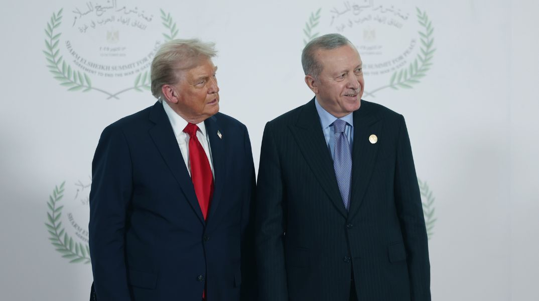 Η συνάντηση Ερντογάν-Τράμπ, η Διάσκεψη για τη Γάζα και οι γνωστικές μεροληψίες στην ελληνική δημόσια σφαίρα