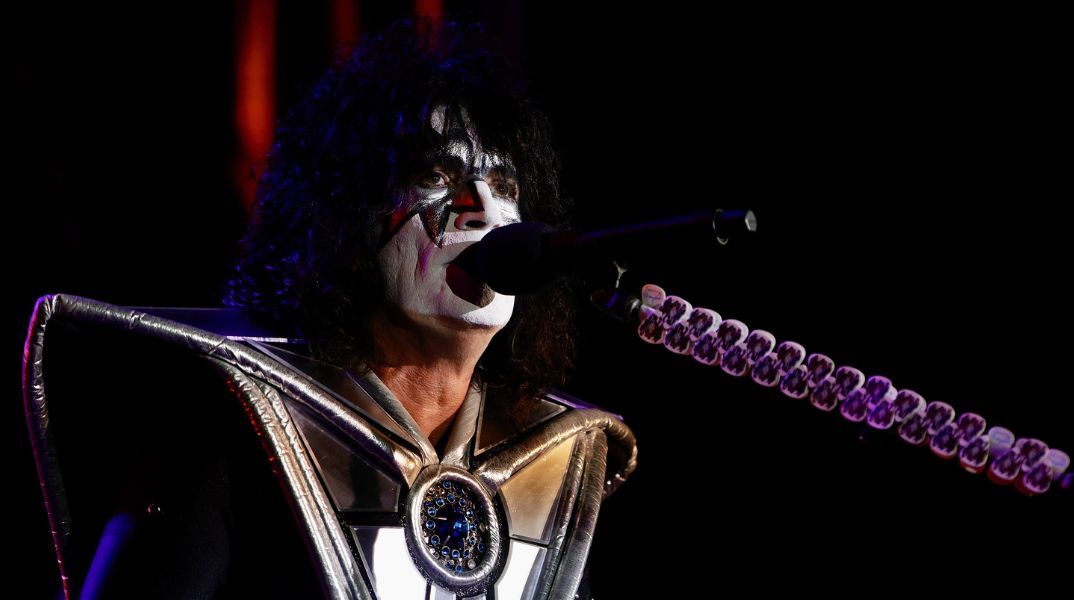 Ο θάνατος του Έις Φρίλεϊ ενέπνευσε τους θαυμαστές του KISS να ζητήσουν από τη NASA να τον τιμήσει μετά θάνατον ως επίτιμο αστροναύτη.