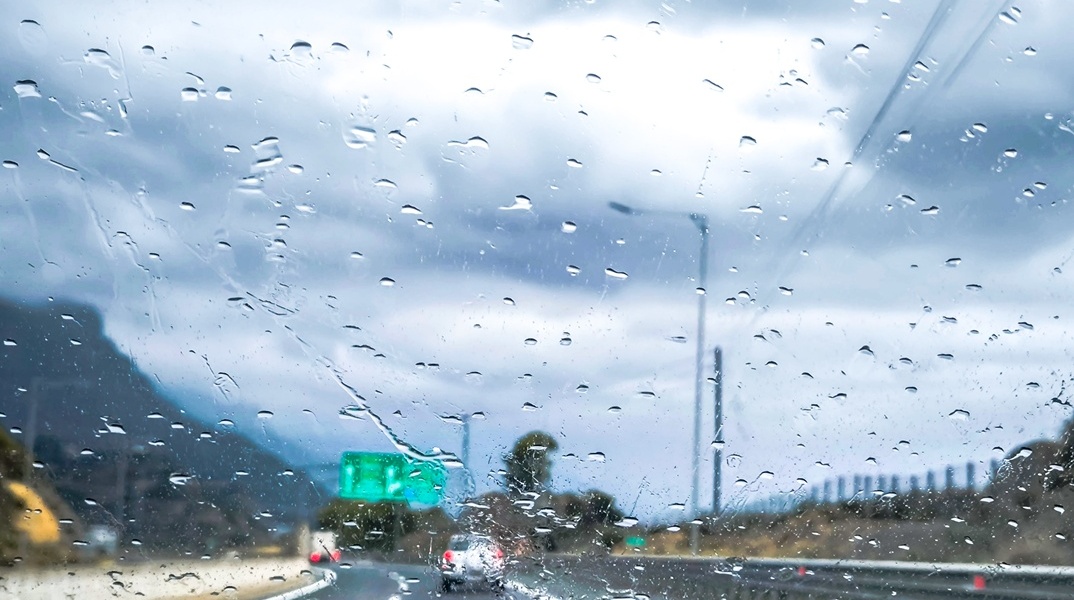 Σταγόνες βροχής πάνω σε παρμπρίζ αυτοκινήτου