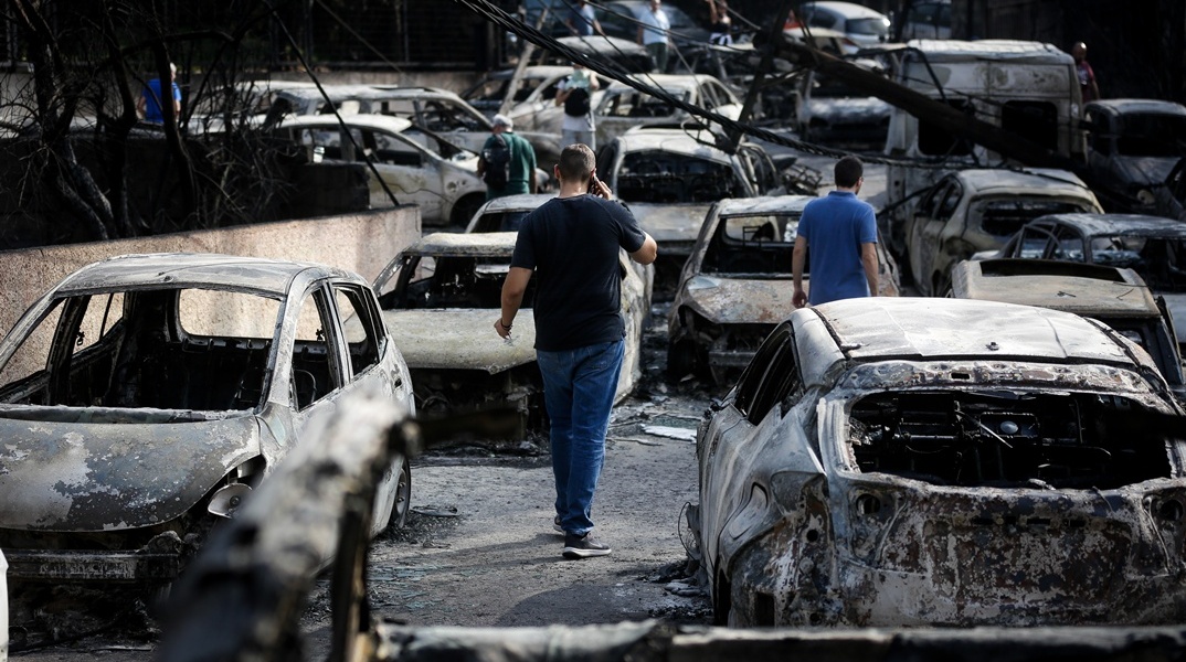 Στιγμιότυπο από την επόμενη ημέρα της φονικής φωτιάς στο Μάτι