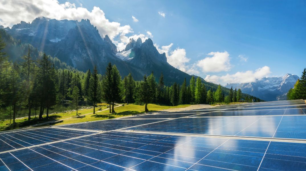 Αυστραλία: Το πρόγραμμα Solar Sharer θα προσφέρει 3 ώρες δωρεάν ηλιακής ενέργειας από το 2026 σε όλα τα νοικοκυριά, με ή χωρίς φωτοβολταϊκά.