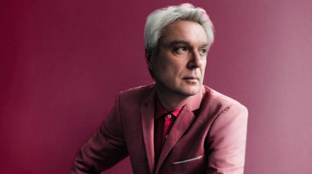 Ντέιβιντ Μπερν: Ο frontman των Talking Heads αποκάλυψε πότε συνειδητοποίησε ότι βρίσκεται στο φάσμα του αυτισμού και πώς τον βοήθησε η μουσική 