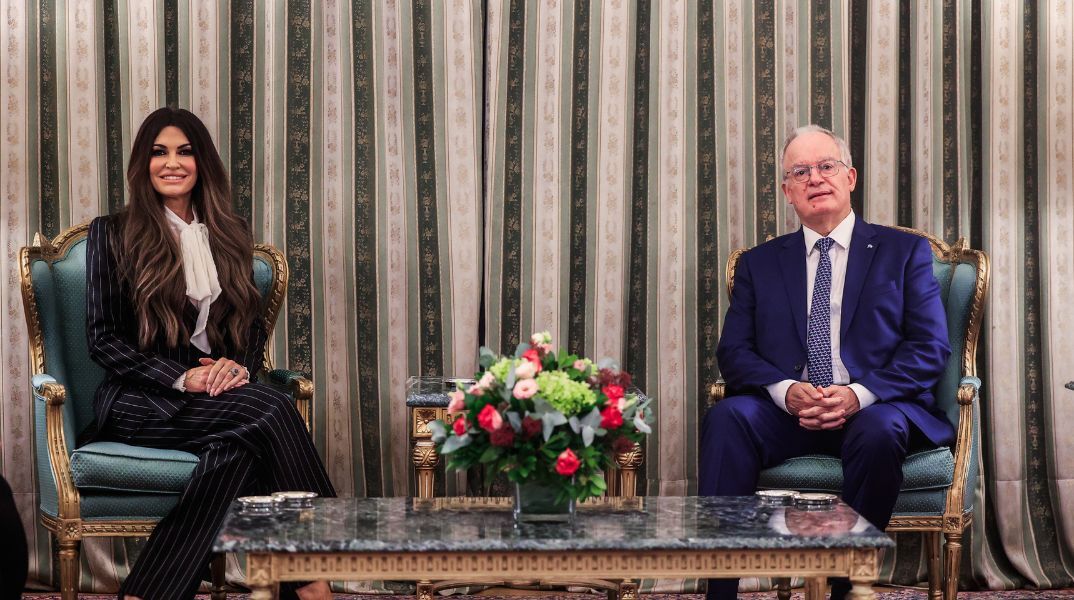 Η Κίμπερλι Γκιλφόιλ επέδωσε τα διαπιστευτήριά της στον Πρόεδρο της Δημοκρατίας, Κωνσταντίνο Τασούλα, και ανέλαβε επίσημα καθήκοντα πρέσβη των ΗΠΑ στην Ελλάδα.