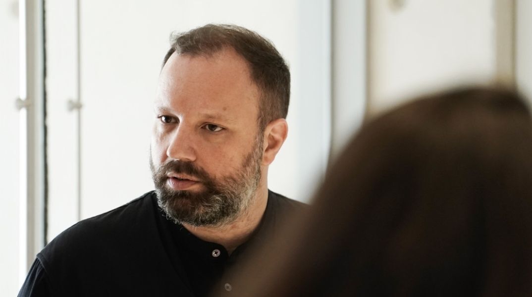 Γιώργος Λάνθιμος: «Είμαι εδώ για να υποστηρίξω γυναίκες που κατήγγειλαν κάποιον και περνάνε δύσκολη στιγμή» - Παρευρέθηκε με τη σύζυγό του στη δίκη για βιασμό 