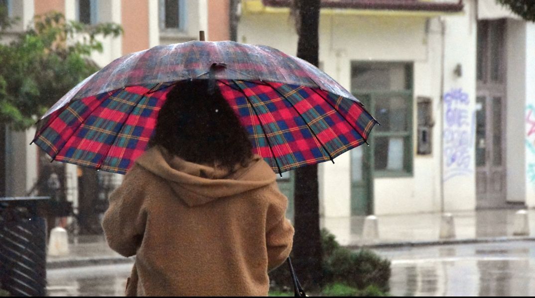 Με βροχές και καταιγίδες ο καιρός την Τετάρτη - «Πέφτει» η θερμοκρασία, δυναμώνουν οι άνεμοι 