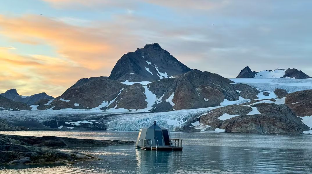 Μια πλωτή καμπίνα στα παγωμένα νερά της Ανατολικής Γροιλανδίας προσφέρει απόλυτη απομόνωση - Χωρίς Wi-Fi, χωρίς ανθρώπους, μόνο φύση και πάγος.