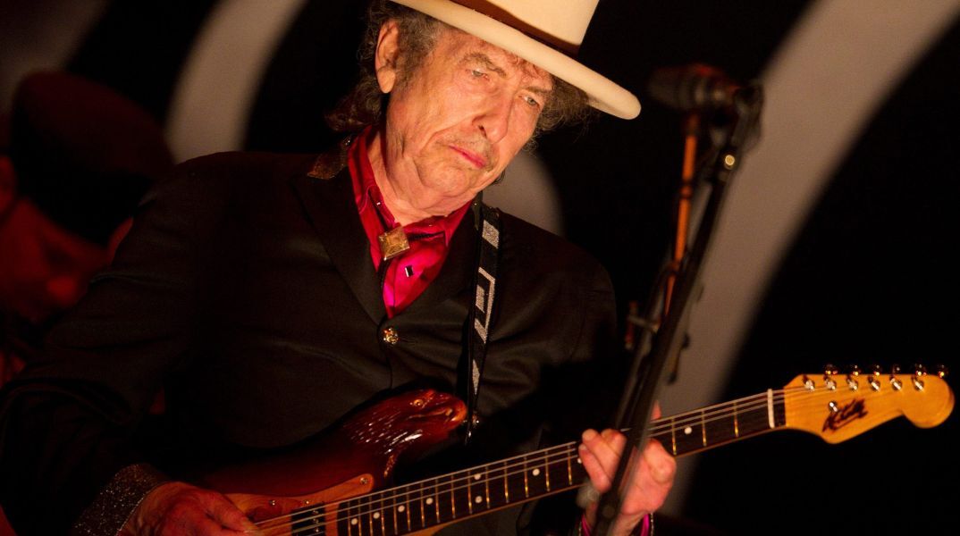 Μπομπ Ντίλαν: Το Berklee College of Music τίμησε τον 83χρονο τραγουδοποιό με τιμητικό διδακτορικό για την τεράστια επίδρασή του στη μουσική και τον πολιτισμό.