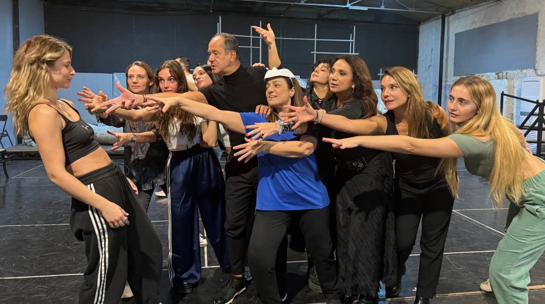 O Φωκάς Ευαγγελινός σε πρόβα μαζί με τους ηθοποιούς