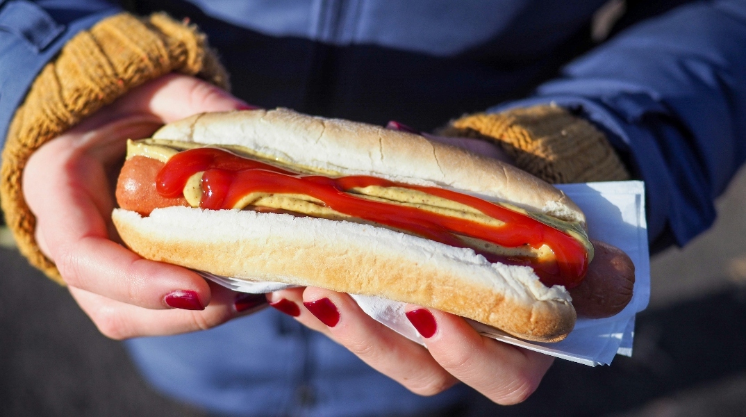 Αν αγαπάτε τα hot dog, αυτό μην το δείτε. Ή δείτε το - εσείς αποφασίζετε