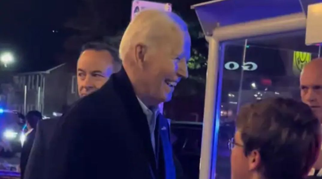 Σπάνια δημόσια εμφάνιση του Τζο Μπάιντεν - Περπατά με δυσκολία, φανερά καταβεβλημένος