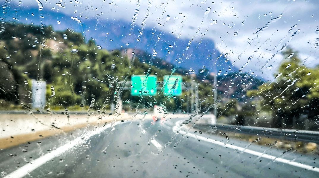 Καιρός: Σε ποιες περιοχές θα βρέχει την Πέμπτη - Πέφτει η θερμοκρασία