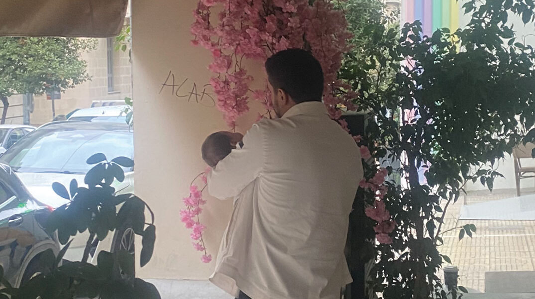 Σε βλέπω να ανατρέφεις το μωρό σου